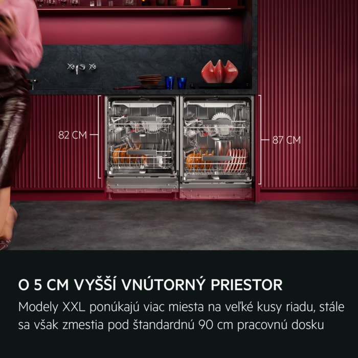 O 5 CM VYŠŠÍ VNÚTORNÝ PRIESTOR PRE VIAC RIADU Modely XXL ponúkajú viac miesta na veľké kusy riadu, stále sa však zmestia pod štandardnú 90 cm pracovnú dosku.