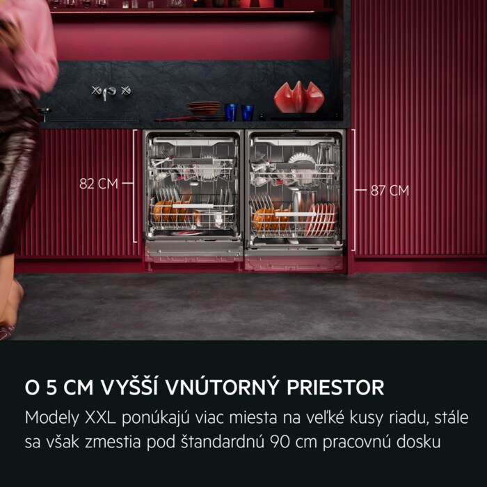 O 5 CM VYŠŠÍ VNÚTORNÝ PRIESTOR PRE VIAC RIADU Modely XXL ponúkajú viac miesta na veľké kusy riadu, stále sa však zmestia pod štandardnú 90 cm pracovnú dosku.