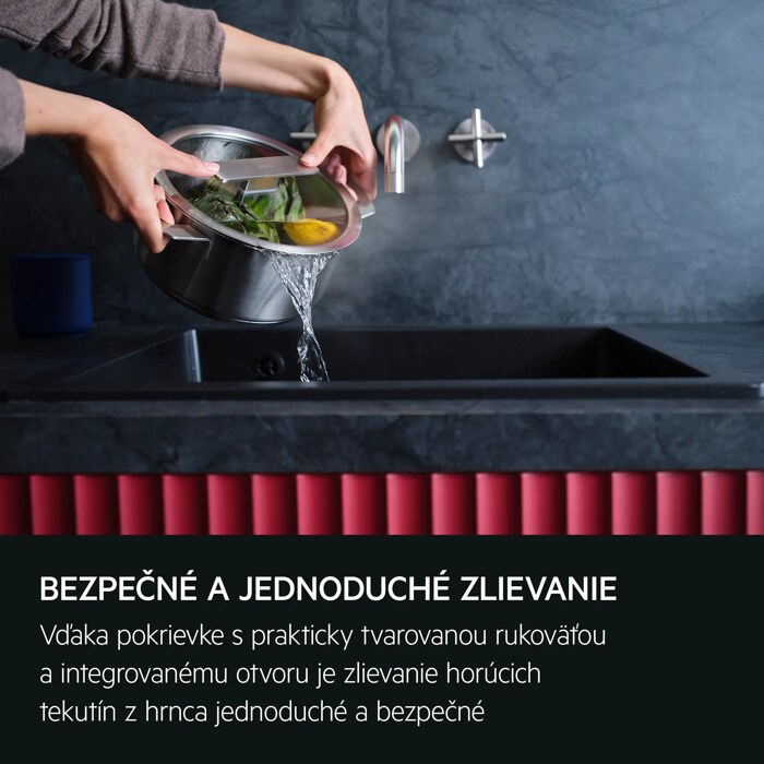 Bezpečne a jednoducho zlievajte vodu z hrncov Integrované cedidlo a rukoväť umožňujú bezpečné a jednoduché odliatie vody z hrnca.