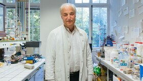 Hervé This hrdo pózuje vo svojom laboratóriu