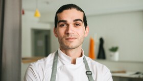 Jozef Youssef stojí v kuchyni svojej reštaurácie