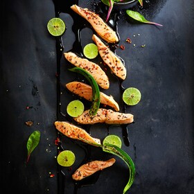 Filety z lososa připravené v páře, doplněné chilli a limetkou