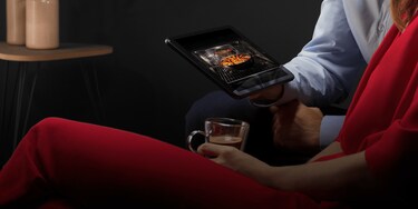 Muž ukazuje žene rúru na tablete